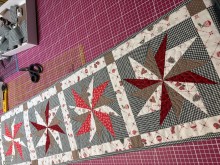 Und hier mal der Läufer für das nächste Weihnachtsfest. Der Stern ist übrigens aus eurem Adventskalender 2025 vom ersten Dez. Türchen.😉