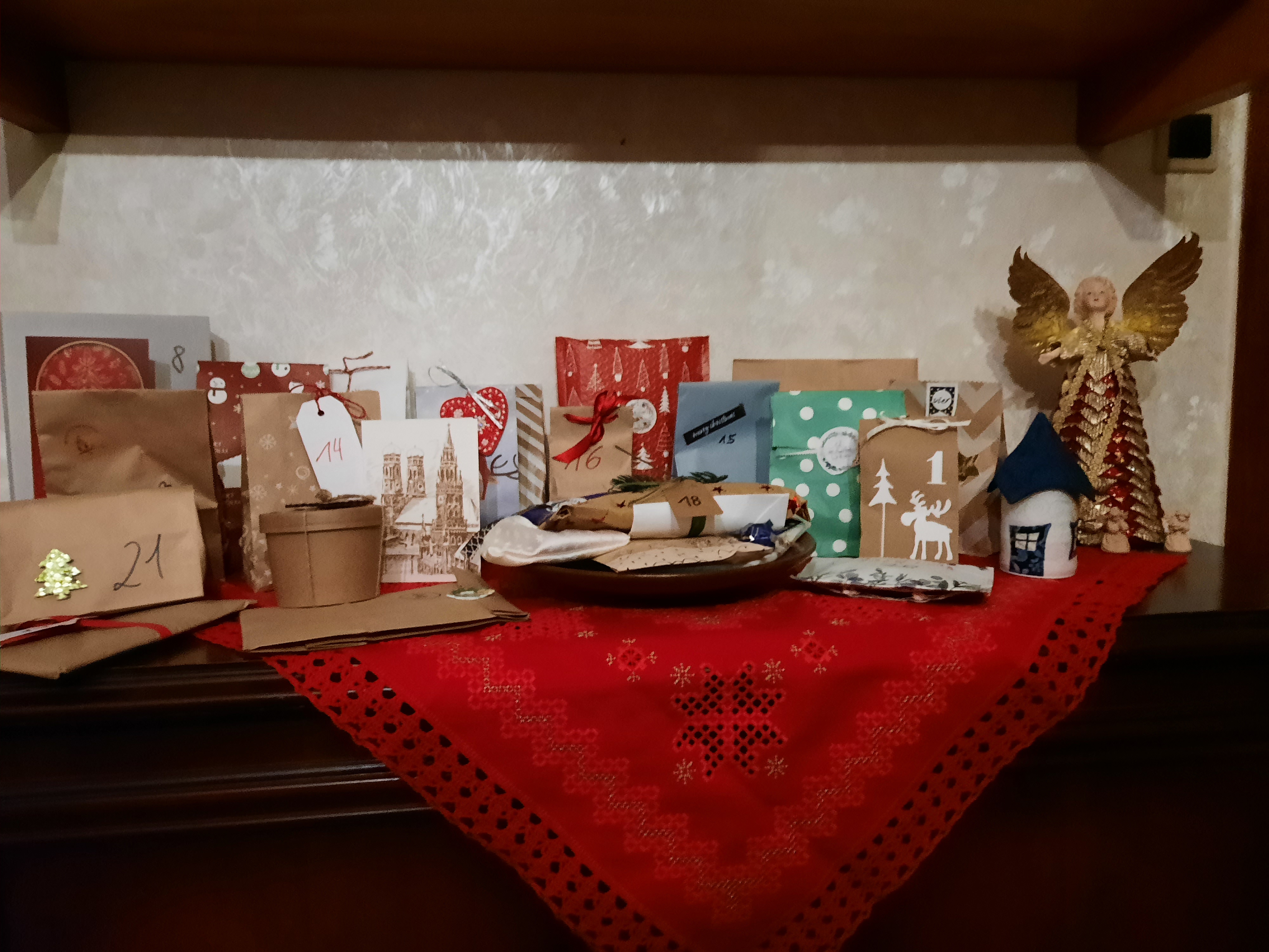 Der gesamte Adventskalender vor dem Auspacken.