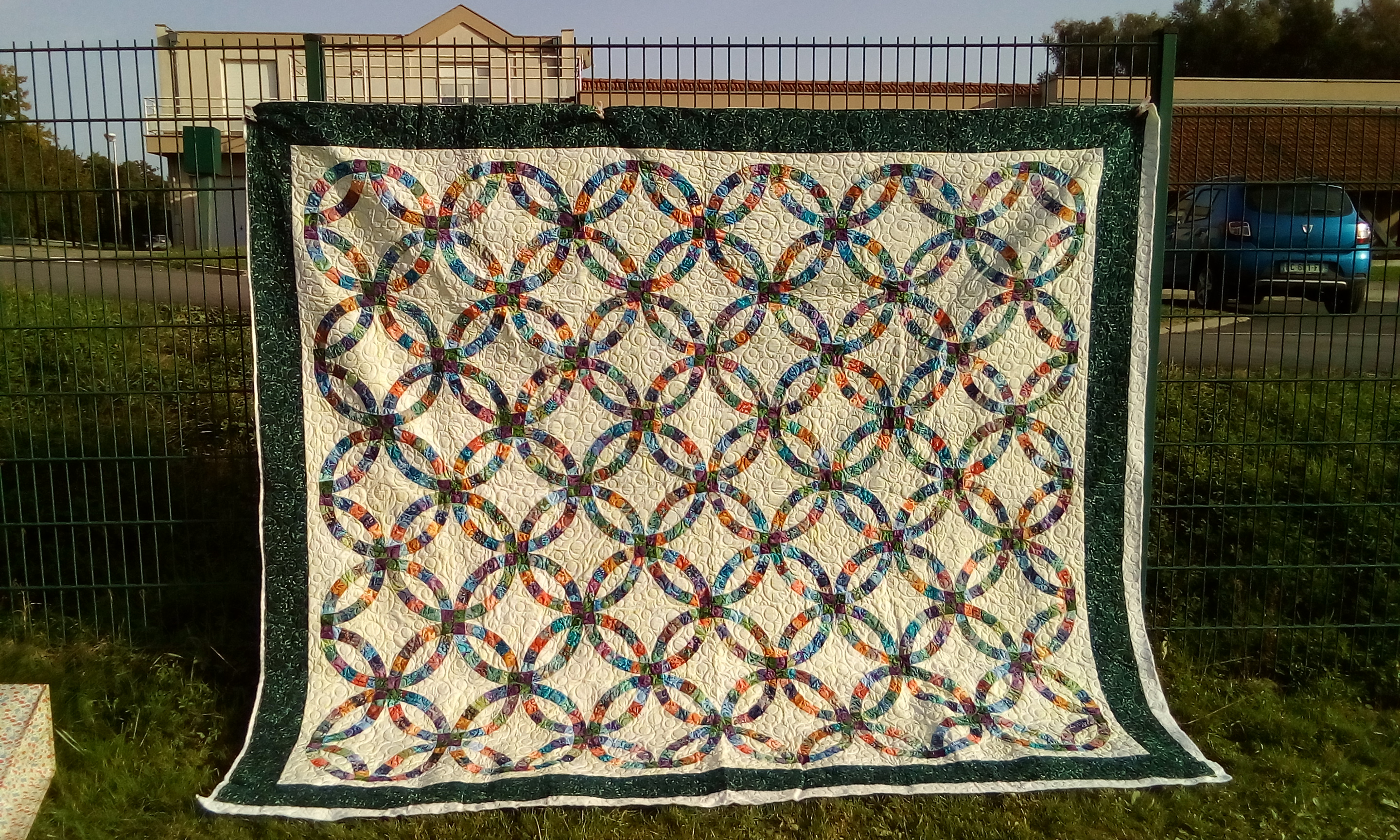 Double Wedding Ring Quilt mit Batikstoffen