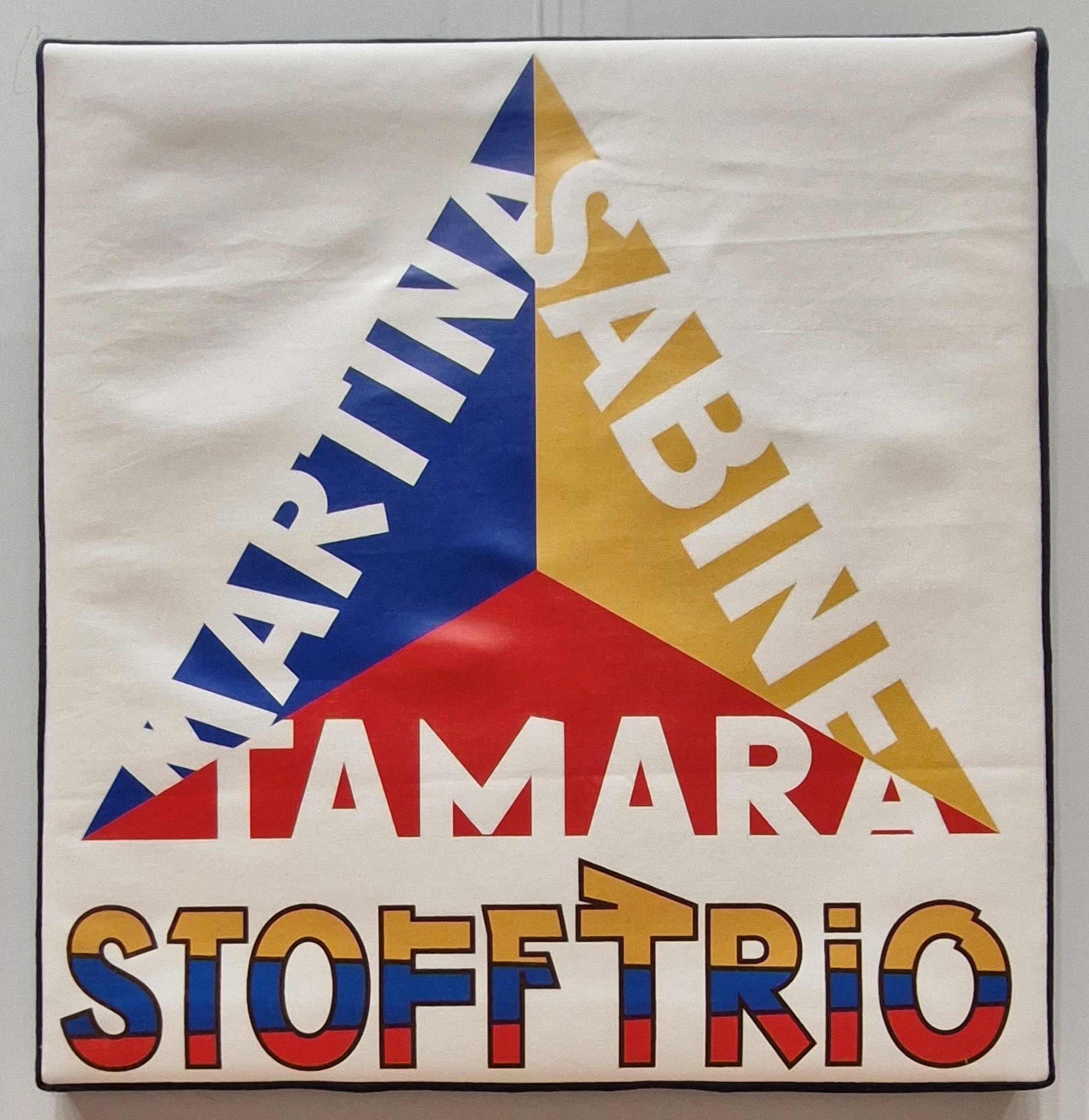 Blick in die Ausstellung - Stofftrio - Zeitgeister
