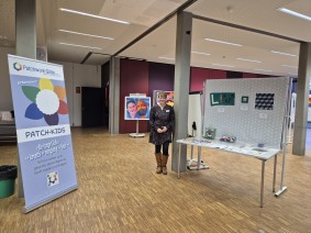 Sandra Kaiser am Eingang der Ausstellung