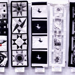 Blick in die Ausstellung - QuilThuer - ...einfach nur schwarz-weiss