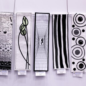 Blick in die Ausstellung - QuilThuer - ...einfach nur schwarz-weiss