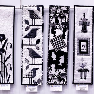 Blick in die Ausstellung - QuilThuer - ...einfach nur schwarz-weiss