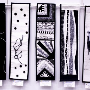 Blick in die Ausstellung - QuilThuer - ...einfach nur schwarz-weiss