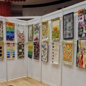 Blick in die Ausstellung "Zwischentöne" - Ausschreibung der Patchwork Gilde
