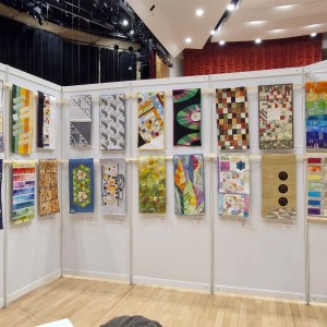 Blick in die Ausstellung "Zwischentöne" - Ausschreibung der Patchwork Gilde