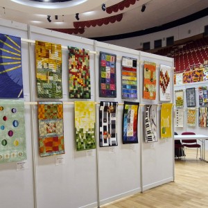 Blick in die Ausstellung "Zwischentöne" - Ausschreibung der Patchwork Gilde