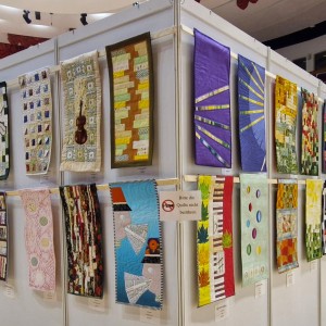 Blick in die Ausstellung "Zwischentöne" - Ausschreibung der Patchwork Gilde
