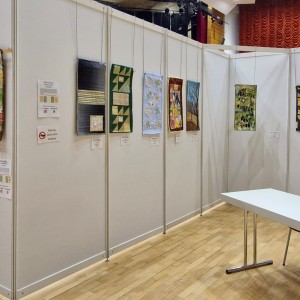 Blick in die Ausstellung "Zwischentöne" - Ausschreibung der Patchwork Gilde
