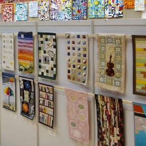 Blick in die Ausstellung "Zwischentöne" - Ausschreibung der Patchwork Gilde