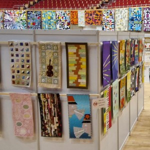 Blick in die Ausstellung "Zwischentöne" - Ausschreibung der Patchwork Gilde