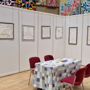 Blick in die Ausstellung - Lippetal Quilter - Weiße Schätze & Farbklecks