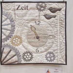 Blick in die Ausstellung - Stofftrio - Zeitgeister