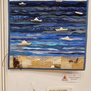 Blick in die Ausstellung - Stofftrio - Zeitgeister