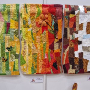 Blick in die Ausstellung - Stofftrio - Zeitgeister