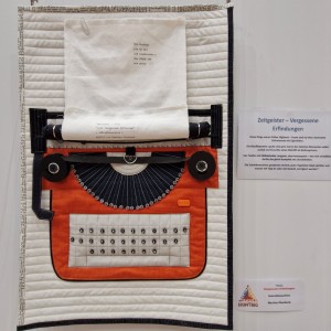 Blick in die Ausstellung - Stofftrio - Zeitgeister