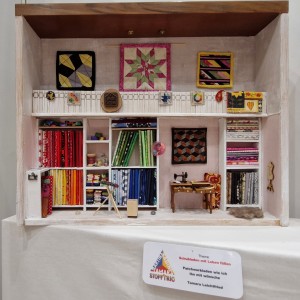 Blick in die Ausstellung - Stofftrio - Zeitgeister