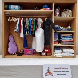 Blick in die Ausstellung - Stofftrio - Zeitgeister