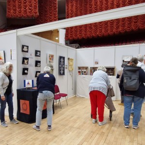 Blick in die Ausstellung - Stofftrio - Zeitgeister