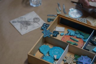 Ein eigener, selbstentworfener und -gemachter Stempel als Markenzeichen für unsere textilen Arbeiten ist etwas Besonderes - hier lernst Du, wie das geht