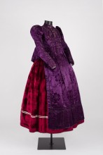 Blumiger Plüsch, meterweise Samt und Goldknöpfe: Wenn die Bauerntochter Katharina Ackermann an Festtagen zur Kirche geht, sehen alle den Wohlstand ihrer Familie. Kljajićevo / Kernei / Kerény (Jugoslawien, heute Serbien) um 1933   © Donauschwäbisches Zentralmuseum (DZM) /  Foto: Oleg Kuchar 