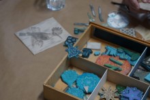 Ein eigener, selbstentworfener und -gemachter Stempel als Markenzeichen für unsere textilen Arbeiten ist etwas Besonderes - hier lernst Du, wie das geht