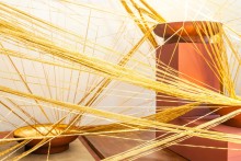 Goldfäden sammeln und bündeln sich in vergoldeten Schalen 