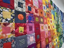 Ein buntes Puzzle aus kleinen Quadraten, die einzeln mit der Hand genäht, gequiltet und bestickt werden. Das ideale Mitnehmprojekt 