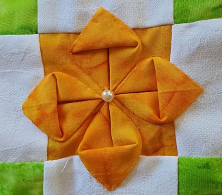 Kurs-Nr. 05-16-11: Origami die Kunst des Papierfaltens mit Stoff - Blüten